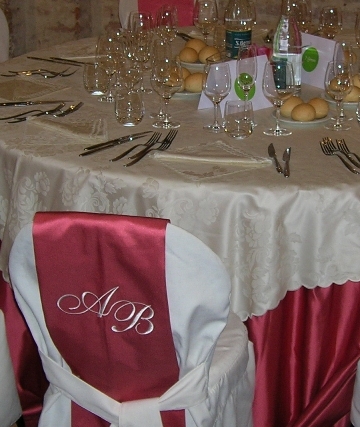 Matrimonio: Tavolo e Sedie Vestite, Tovaglia in Fiandra Su Misura, Personalizzato con Iniziali Ricamate.